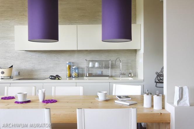 Projekt kuchni: minimalistyczna biała kuchnia z kroplą koloru