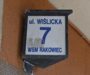 Warszawa. Mają usunąć z klatek wycieraczki, bo… stanowią zagrożenie pożarowe. „Niedługo każą wymontować nam drzwi, bo są z drewna!”