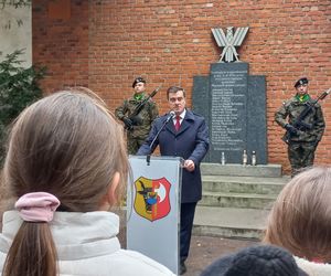 Zapalono znicze dla rozstrzelanych mieszkańców Leszna. W rocznicę tragicznych wydarzeń [ZDJĘCIA]