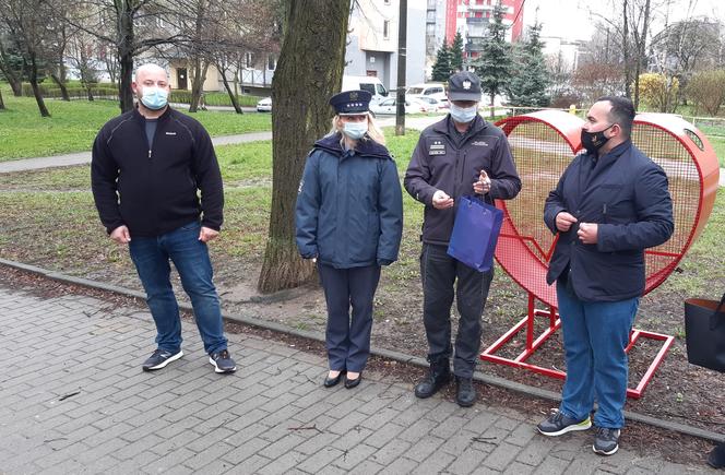 Więźniowie stworzyli ogromne metalowe serce na nakrętki. Zobacz zdjęcia!