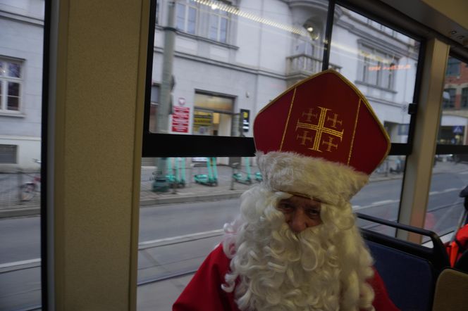 Mikołajkowy tramwaj przejechał przez Kraków