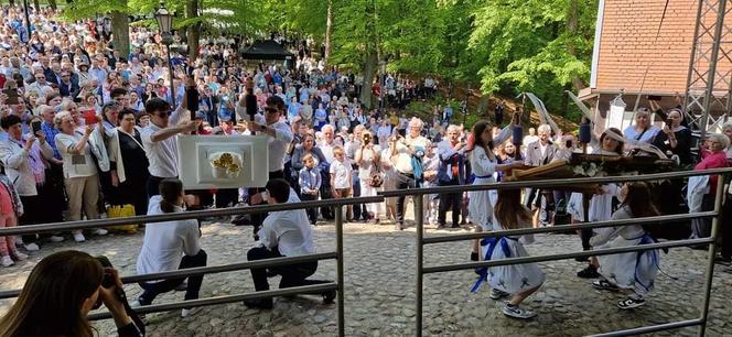 "Taniec" feretronów  podbija sieć! Czym jest kaszubski pokłon?