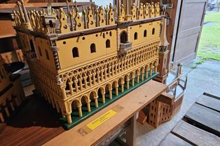 93-letni Pan Stanisław tworzy drewniane budowle.