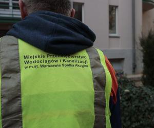 Warszawa. Kolejna awaria kanalizacji w kamienicach na Ochocie. W piwnicach znowu wybiły ścieki