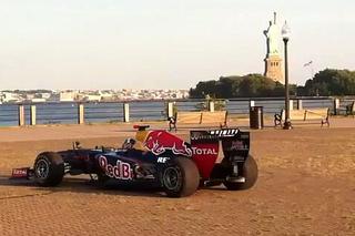 Bolid Red Bull Racing wygrywa hymn USA silnikiem - WIDEO