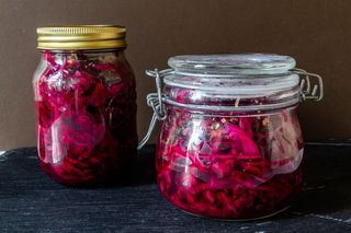 Zrób zapas! Surówka z czerwonej kapusty na zimę jak od babci – prosta i pyszna