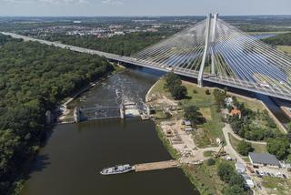 Barka z ciężarówkami zaklinowała się na Odrze 