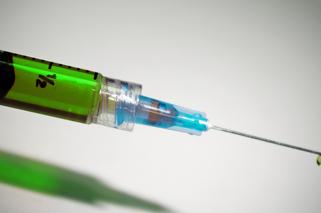 Seniorzy nie chcą szczepionki AstraZeneca, więc rząd ma nowy pomysł. Jest propozycja dla ozdrowieńców!