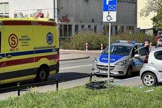 Emeryt z nożem w klatce piersiowej. Dramatyczna akcja ratunkowa na Ochocie. „Wyciągnęli go z auta”