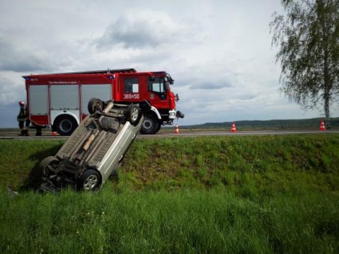 Zjechał na przeciwny pas drogi i dachował. 19-latek w szpitalu