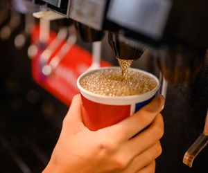 Pijemy je nawet codziennie. Te napoje mogą niszczyć twoje serce