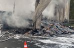 Duże straty po pożarze naczepy na S5 koło Leszna i długi paraliż drogi