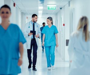 Gwałtowny wzrost zakażeń w szpitalach. Lekarze alarmują: brakuje skutecznych leków 