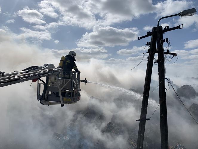 Pożar składowiska w Łowiczku! 19 zastępów straży pożarnej w akcji