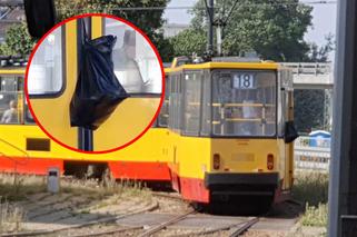 Stary tramwaj przycina dużą torbę. Nie zadziałały czujniki, motorniczy nie reaguje