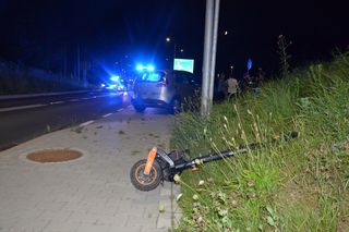 Dramatyczny wypadek pod Krakowem. 17-latek na hulajnodze zderzył się z samochodem. Doznał poważnych obrażeń