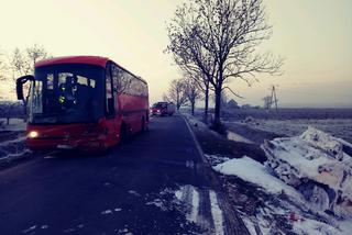 Zderzenie busa i autobusu. Bus stanął w płomieniach. 8 osób rannych