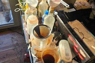 Szarlatan z Pruszkowa żerował na chorych. Leczył na wszystko, a leki robił w słoiku!