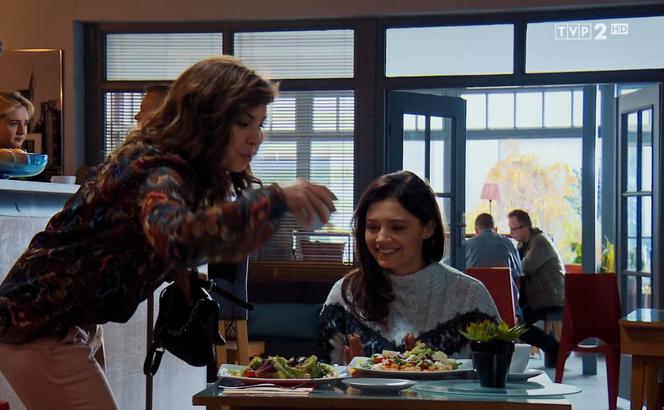 M jak miłość, odcinek 1501: Iza (Adriana Kalska), Aneta (Ilona Janyst)