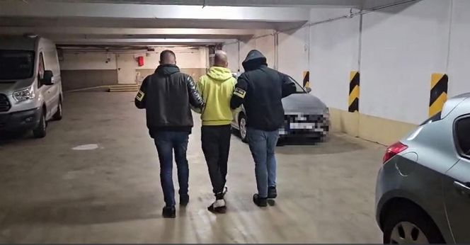 Bestialskie ataki na starsze kobiety w Warszawie. Policja zatrzymała podejrzanego. Zdradził go ślad na torebce