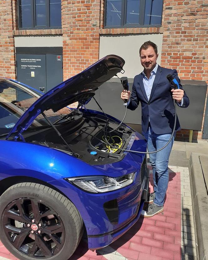 Jerzy Dudek z elektrycznym Jaguarem I-Pace