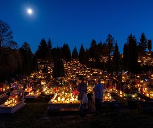 Tysiące zniczy rozświetliło polskie cmentarze. Niezwykły widok po zmroku