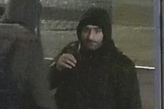 Napadli go i obrabowali! Kryminalni z Ochoty pilnie szukają tych osób