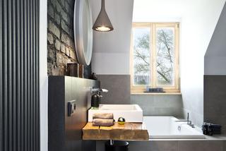 Czarna ściana w łazience: cegła na ścianie i drewniany blat w projekcie łazienki na poddaszu