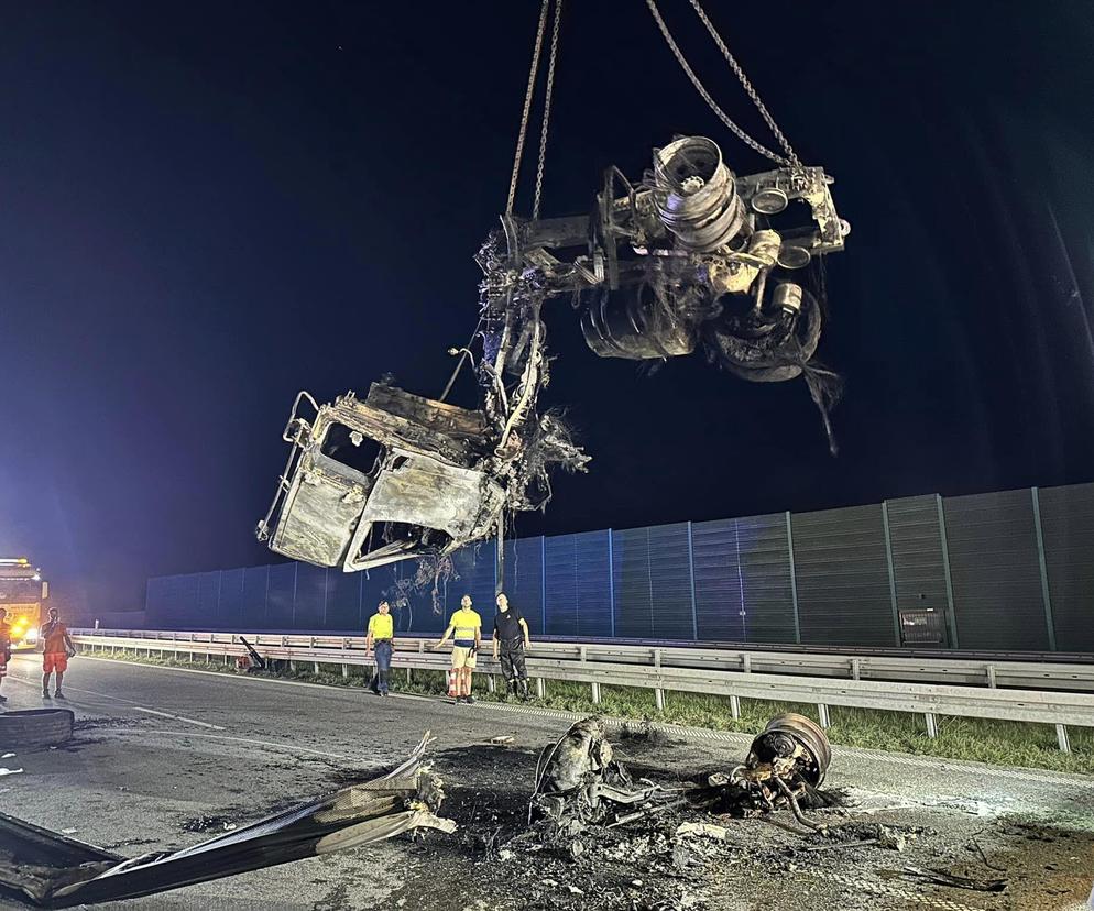 Wypadek na autostradzie A1. Spłonął TIR. Trasa była zablokowana kilkanaście godzin