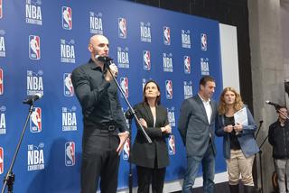 Porównaj swoją dłoń do dłoni Lebrona Jamesa i sprawdź czy jesteś wysoki jak Rudy Gobert. Warszawska premiera The NBA Exhibition
