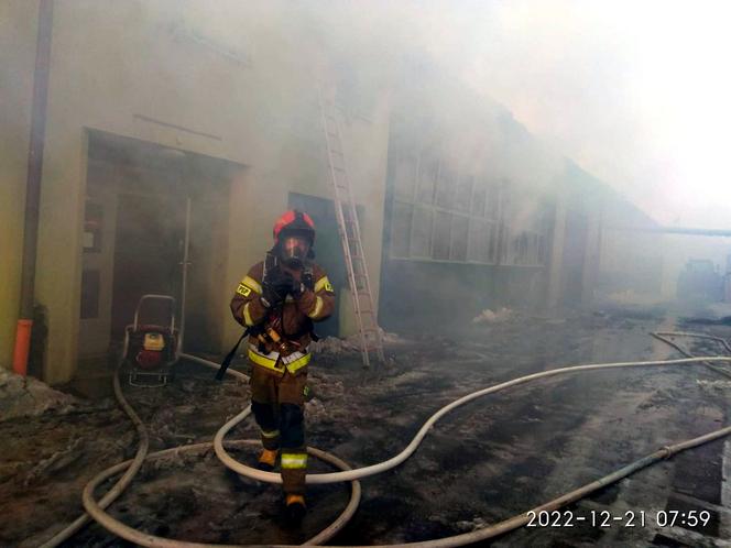Pożar w fabryce materaców w Jaśle. Dym widać z kilkunastu kilometrów