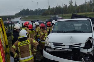 BMW rozbite w wypadku na A1! 39-latek huknął w dwa pojazdy obsługi autostrady [ZDJĘCIA]