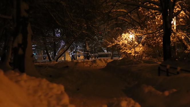 Lublin wieczorową porą. W mieście świąteczne ozdoby i hałdy śniegu. Zobacz zdjęcia!