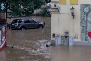 Powódź 2024. Ubezpieczenie AC obejmuje zalanie auta w powodzi? 