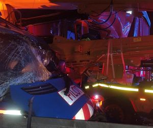 Potężne zderzenie tira i ciężarówki z maszyną budowlaną! Jeden kierowca nie żyje. Nocna tragedia na A2 [ZDJĘCIA]