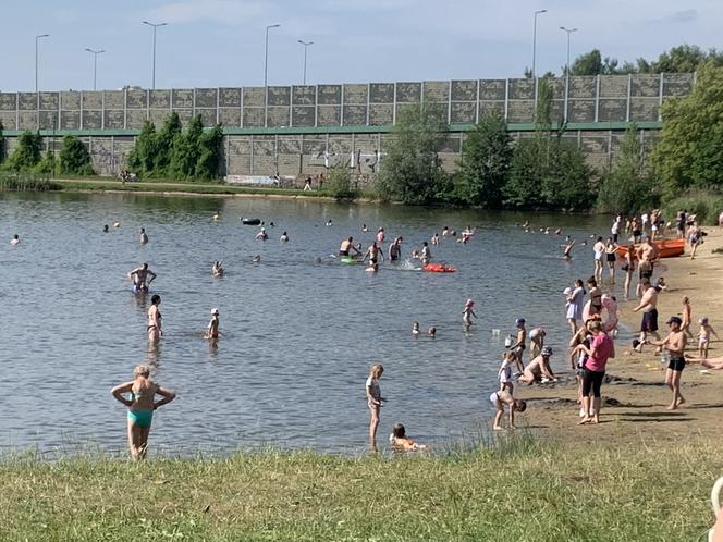 Piękna plaża w Katowicach i zakaz kąpieli w stawie