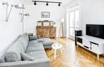 Szara sofa w salonie