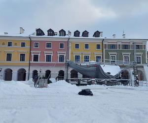 Zawaliła się plenerowa scena na Rynku Wielkim w Zamościu. Nie wytrzymała naporu śniegu