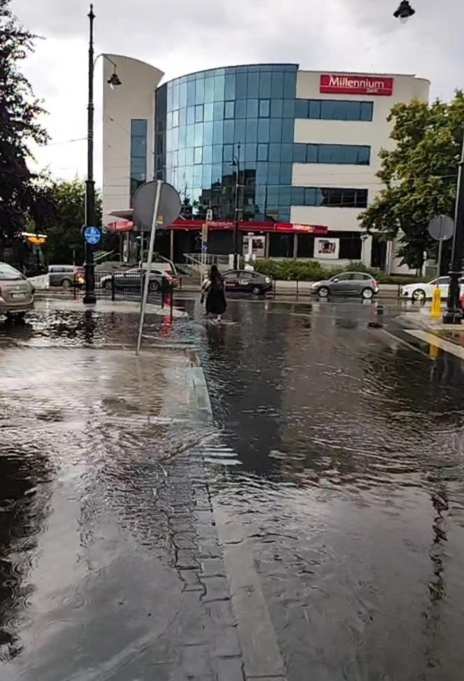Zalane ulice Torunia po ulewnych deszczach