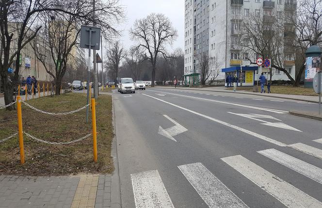 Kilkanaście metrów dalej jest przejście dla pieszych.