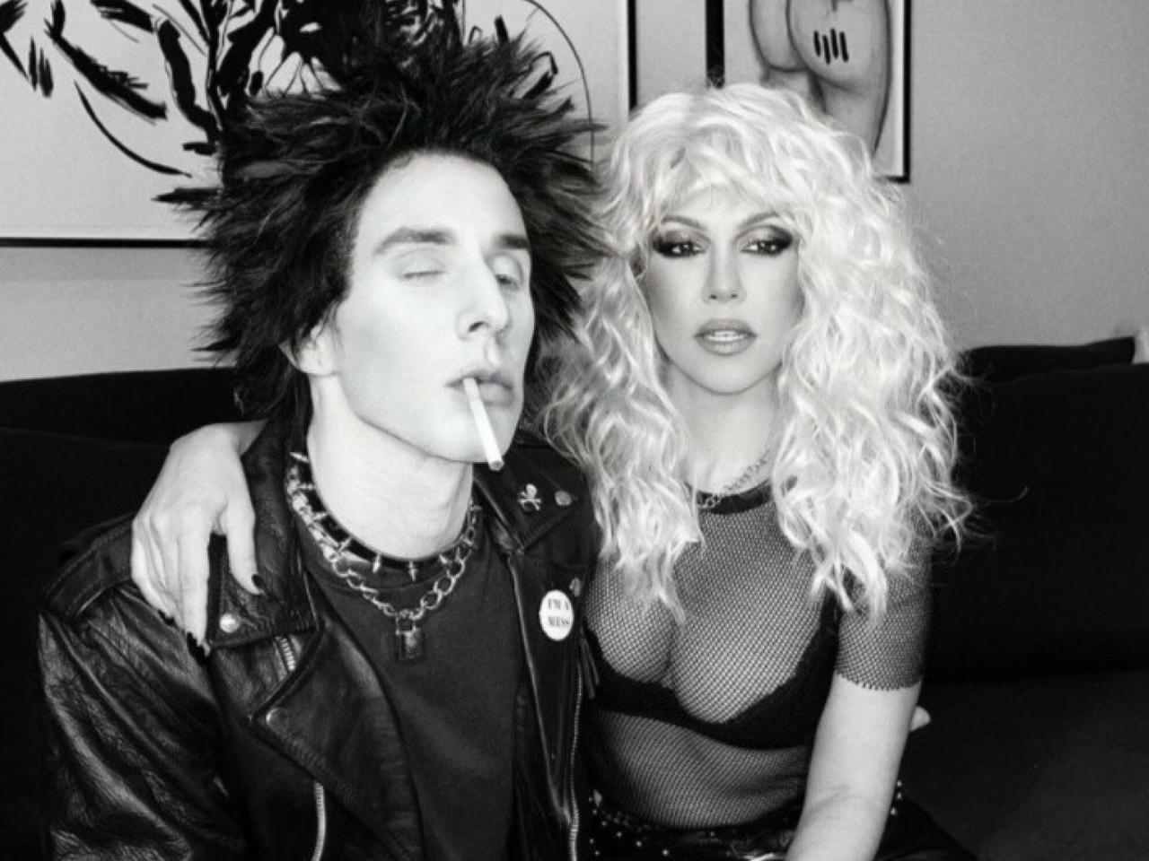 Kourtney Kardashian i Travis Barker przebrani za Sida i Nancy. Fani Sex Pistols załamani
