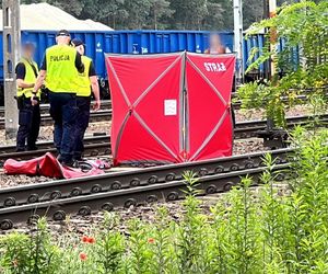 Tragedia na torach. Wszedł na nieoznakowane przejście, gdy nadjeżdżał pociąg. Straszny wypadek w Rembertowie