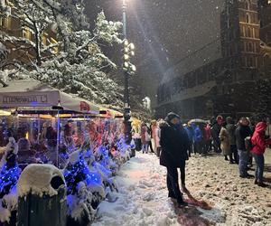 Choinka rozbłysła na Rynku Głównym. Tak wygląda Kraków w zimowej scenerii! 