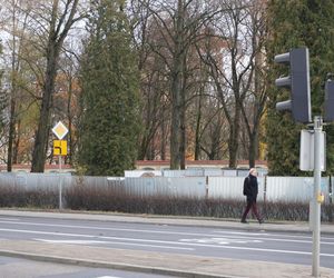 Główne wejście do Parku Planty zagrodzone