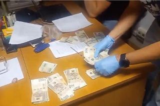 Zajechali drogę, wyciągnęli z samochodu i okradli. Mieli policyjne odznaki!