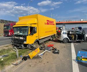 Horror na S2. Ciężarówka zmiażdżyła auto, dwie osoby zakleszczone w środku