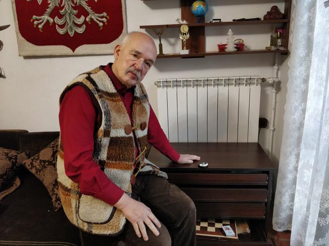 Korwin-Mikke sam zrobił szafkę
