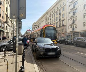Paraliż w centrum Warszawy. Kierowca BWM zaparkował na torach. Wszystko stanęło!