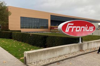 Fronius świętuje 80-lecie istnienia. To jeden z największych producentów falowników 