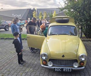 Motoryzacyjne legendy pod Torbydem. Bydgoskie Klasyki Nocą znów przyciągnęły tłumy